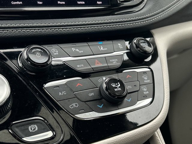 Used 2024 Chrysler Pacifica Limited w/ Uconnect Theater Family Group AWD/4WD image 37
