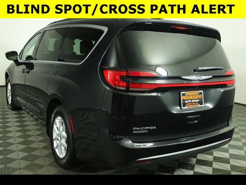 Used 2022 Chrysler Pacifica Touring-L image 11