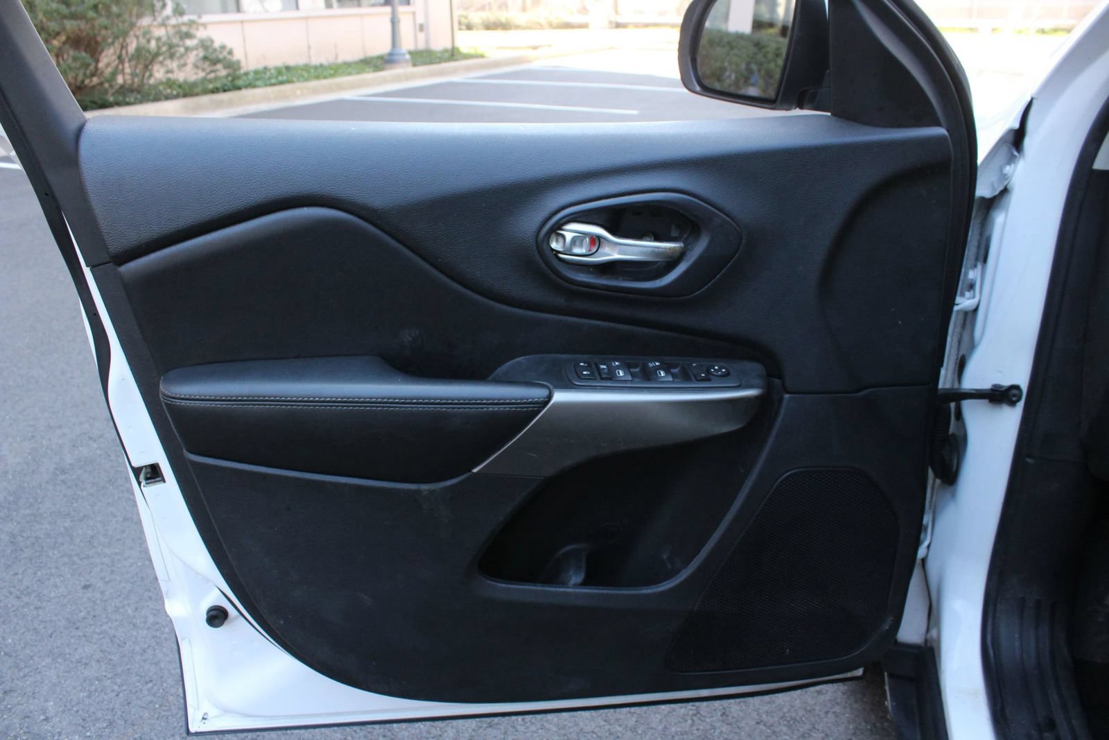 Used 2020 Jeep Cherokee Latitude FWD image 17