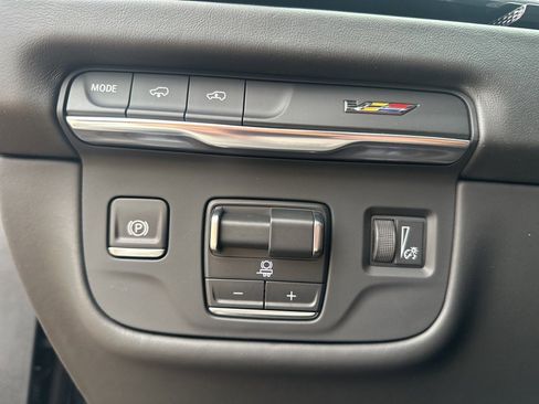 Used 2025 Cadillac Escalade ESV V w/ LPO, ONYX Package image 24