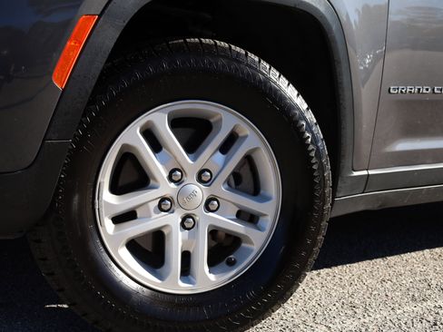 Used 2023 Jeep Grand Cherokee Laredo image 17