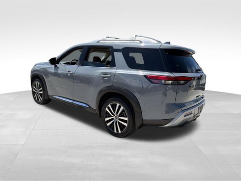 Used 2024 Nissan Pathfinder Platinum w/ Black Appearance Package FWD image 5