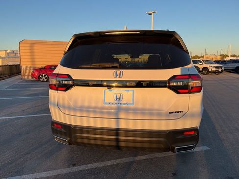 Used 2025 Honda Pilot Sport image 5