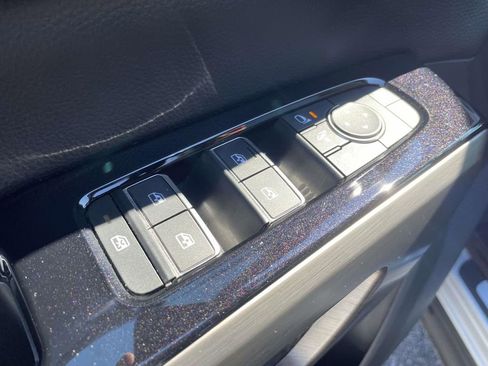 Used 2024 Nissan Pathfinder Platinum image 16