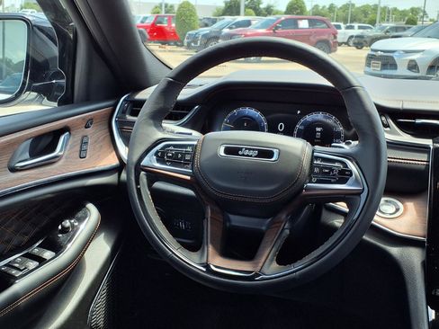 Used 2025 Jeep Grand Cherokee Summit AWD/4WD image 8