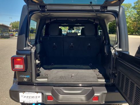Used 2024 Jeep Wrangler Unlimited w/ Convenience Group AWD/4WD image 23