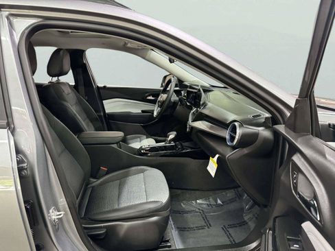 Used 2025 Chevrolet Trax LT w/ Sunroof Package FWD image 36