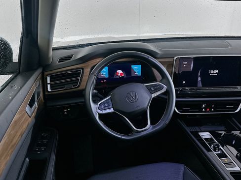 Used 2025 Volkswagen Atlas SE image 17