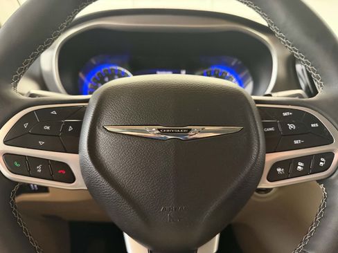 Used 2023 Chrysler Pacifica Touring-L FWD image 27