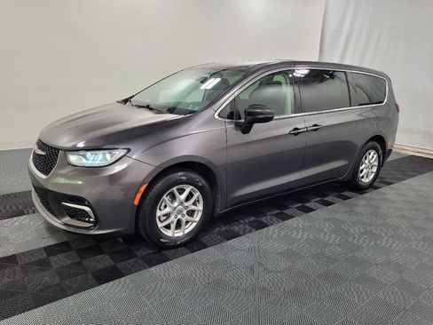 Used 2023 Chrysler Pacifica Touring-L FWD image 2