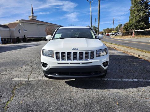 Used 2017 Jeep Compass Latitude image 2