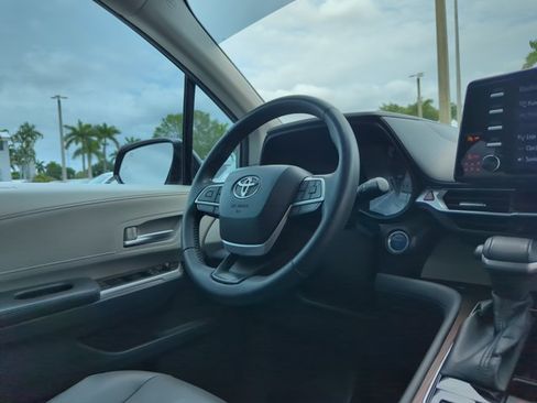Used 2022 Toyota Sienna XLE FWD image 28