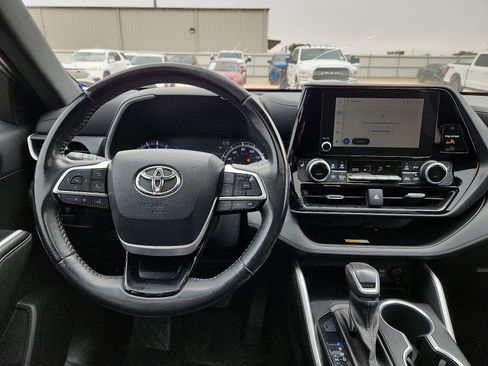 Used 2023 Toyota Highlander XSE FWD image 11