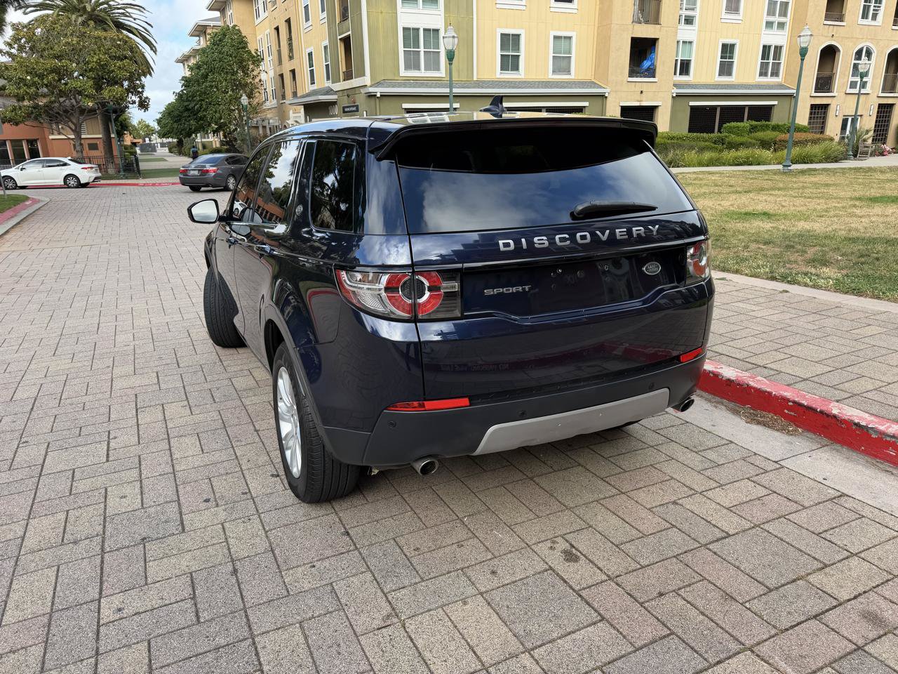 Used 2016 Land Rover Discovery Sport SE AWD/4WD image 6