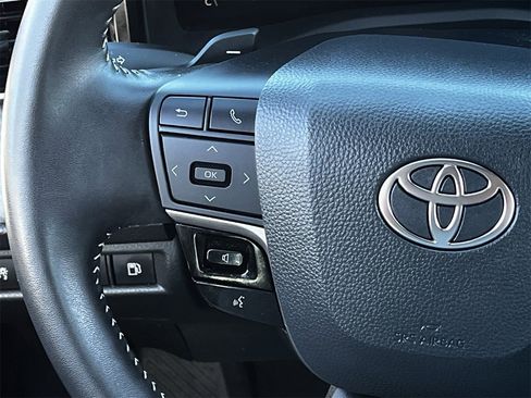 Used 2025 Toyota Camry SE image 12