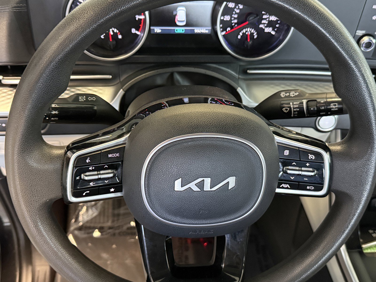 Used 2023 Kia Carnival LX FWD image 19