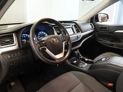 Used 2019 Toyota Highlander LE AWD/4WD image 6