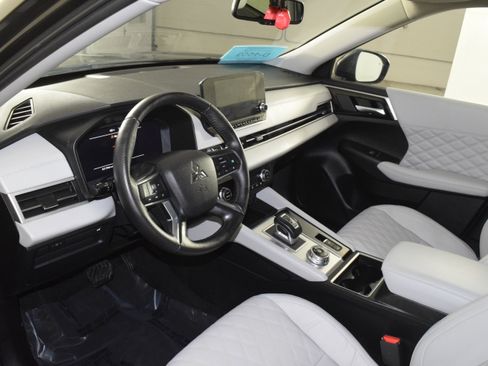 Used 2024 Mitsubishi Outlander SEL image 2