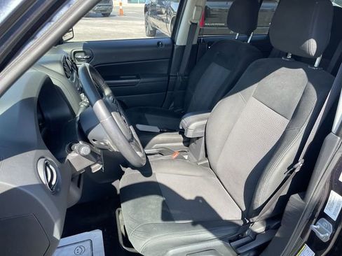 Used 2014 Jeep Patriot Latitude AWD/4WD image 11