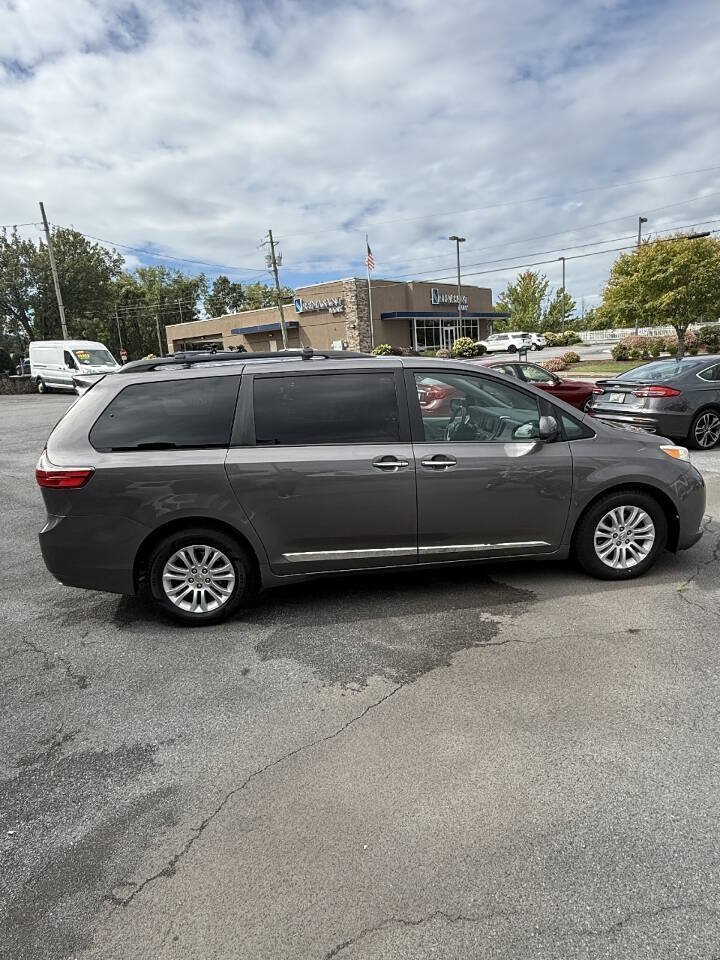 Used 2015 Toyota Sienna XLE w/ XLE Navigation Package FWD image 5