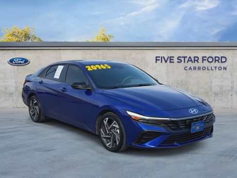 Used 2025 Hyundai Elantra Sport FWD image 2