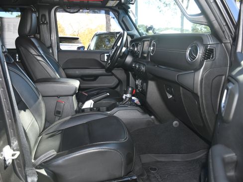 Used 2022 Jeep Gladiator Overland w/ Popular Equipment Package image 19