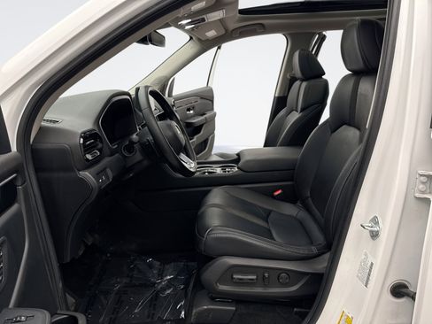 Used 2023 Honda Pilot Touring image 11