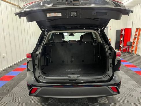 Used 2021 Toyota Highlander XLE AWD/4WD image 4