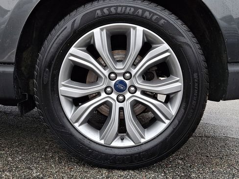 Used 2019 Ford Edge Titanium image 27