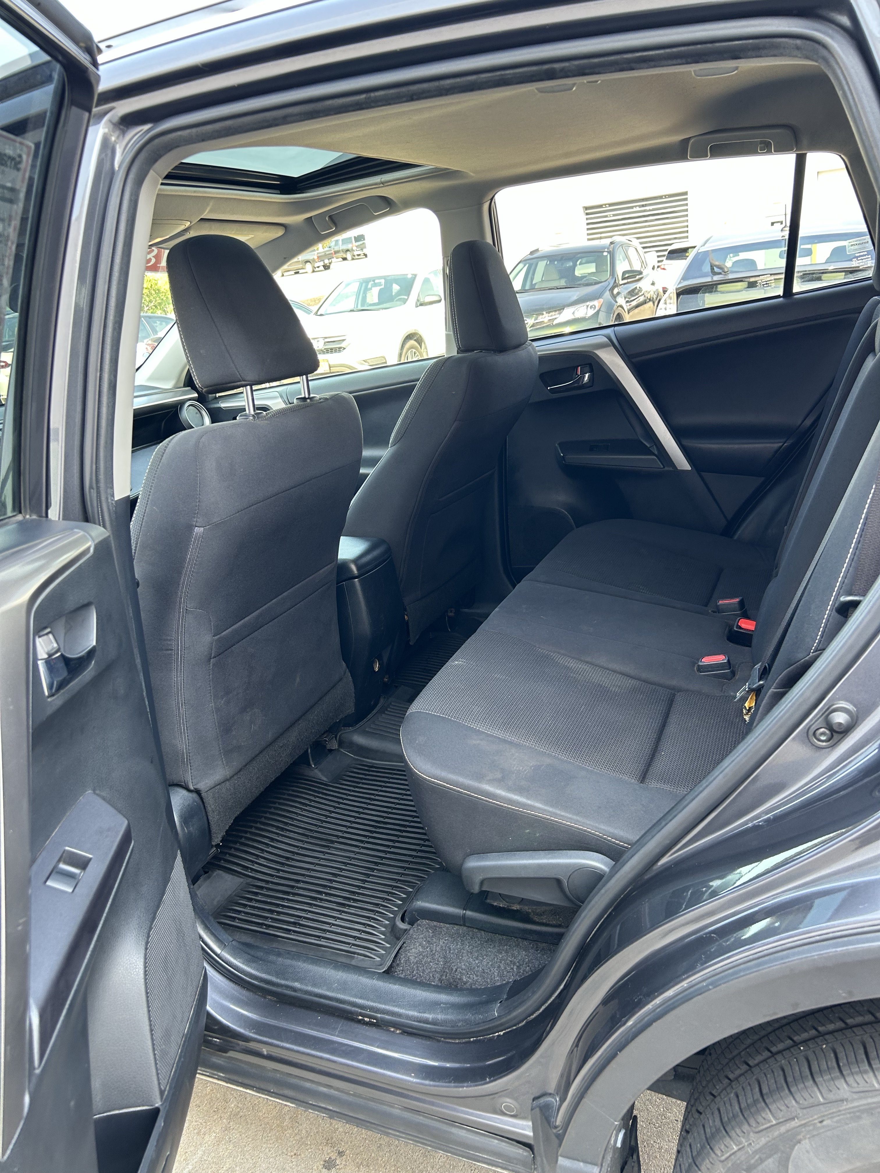 Used 2018 Toyota RAV4 XLE AWD/4WD image 17