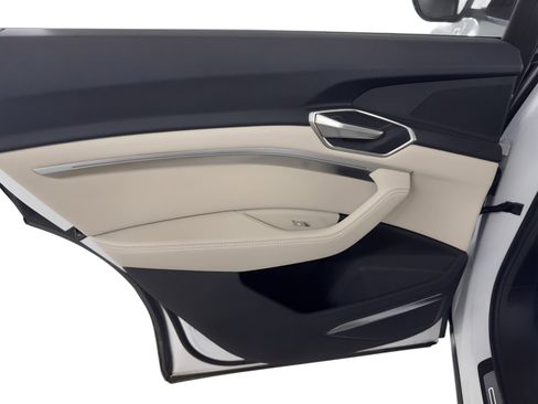 Used 2024 Audi Q8 e-tron Premium Plus w/ Premium Plus Package image 17