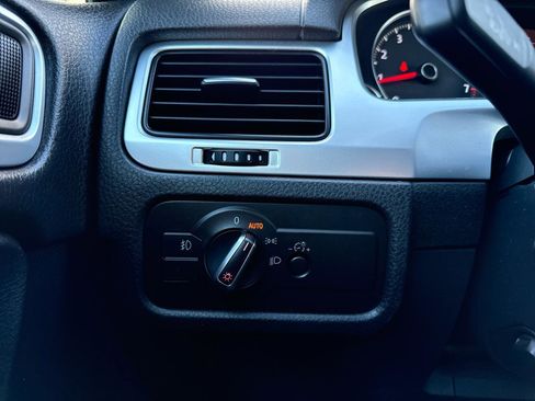 Used 2011 Volkswagen Touareg Hybrid image 36