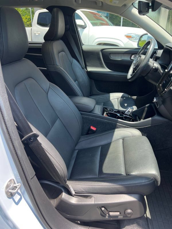 Used 2024 Volvo XC40 B5 Plus AWD/4WD image 12