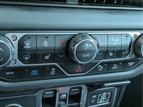 Used 2025 Jeep Wrangler Unlimited Sahara w/ Safety Group AWD/4WD image 18