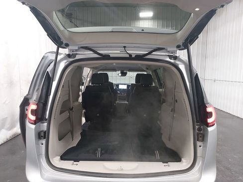 Used 2024 Chrysler Pacifica Touring-L image 14