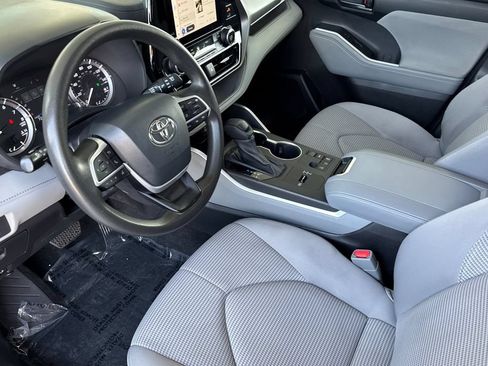 Used 2023 Toyota Highlander L FWD image 12