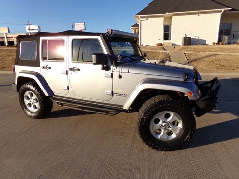 Used 2015 Jeep Wrangler Unlimited Sahara w/ Connectivity Group AWD/4WD image 12