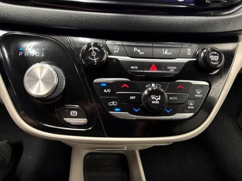 Used 2022 Chrysler Pacifica Touring-L image 24