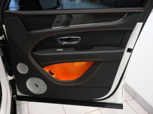 Used 2025 Bentley Bentayga image 30