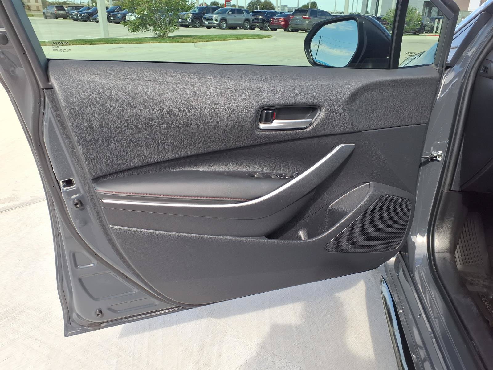 Used 2025 Toyota Corolla SE w/ SE Premium Package FWD image 28