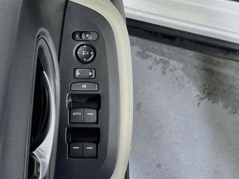 Used 2025 Honda HR-V LX image 17