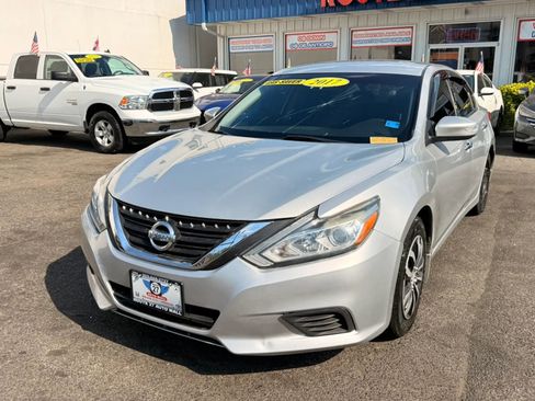Used 2017 Nissan Altima 2.5 S w/ Power Driver Seat Package FWD image 4