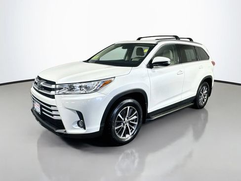 Used 2019 Toyota Highlander XLE AWD/4WD image 2