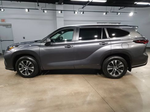 Used 2025 Toyota Highlander XLE AWD/4WD image 4