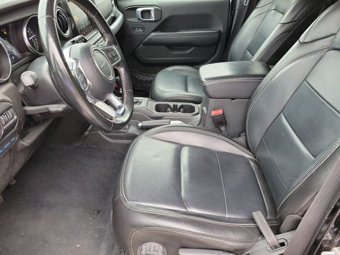 Used 2022 Jeep Wrangler Unlimited Sahara AWD/4WD image 3