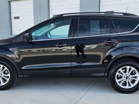 Used 2017 Ford Escape SE w/ Equipment Group 201A image 2