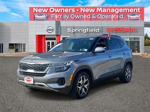 Used 2021 Kia Seltos EX image 2