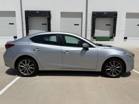 Used 2018 MAZDA MAZDA3 Touring FWD image 3