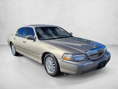 Used 2003 Lincoln Town Car Signature image 2