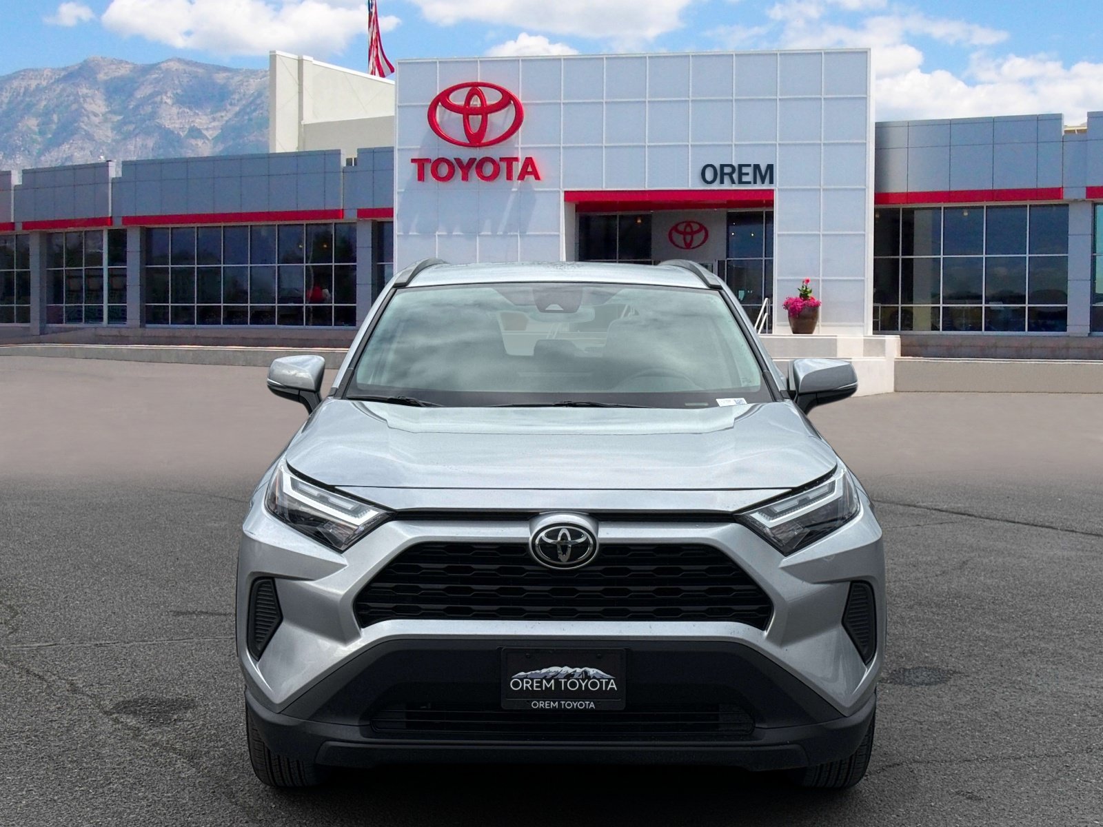 Used 2025 Toyota RAV4 XLE AWD/4WD image 2